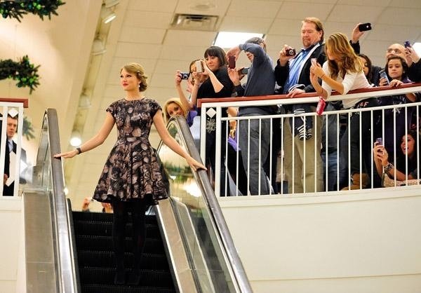 Taylor Swift at Belk Wonderstruck Fragrance Launch — photo 9