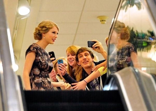 Taylor Swift at Belk Wonderstruck Fragrance Launch — photo 12