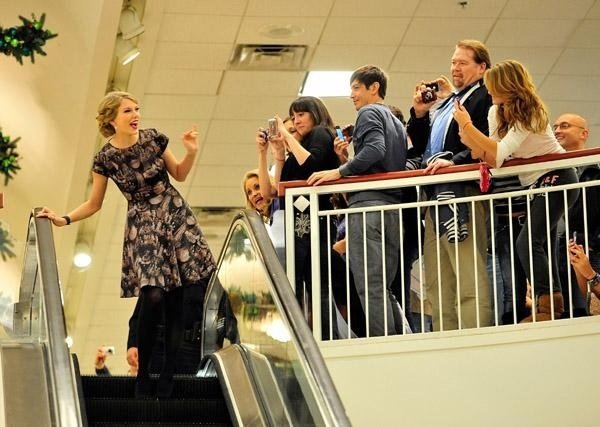Taylor Swift at Belk Wonderstruck Fragrance Launch — photo 14