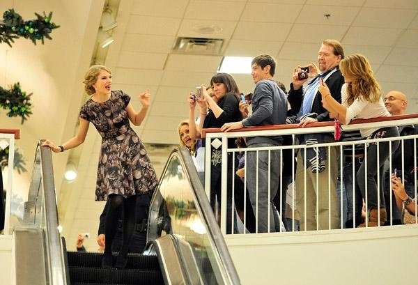 Taylor Swift at Belk Wonderstruck Fragrance Launch — photo 16
