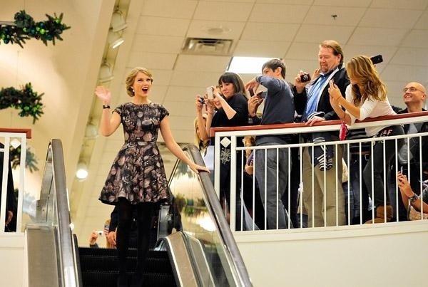 Taylor Swift at Belk Wonderstruck Fragrance Launch — photo 20