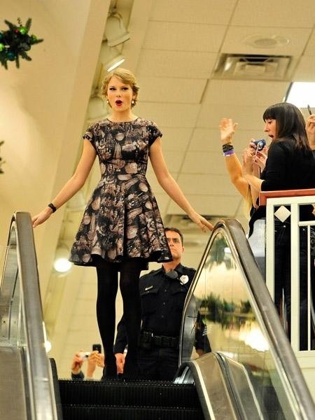 Taylor Swift at Belk Wonderstruck Fragrance Launch — photo 22
