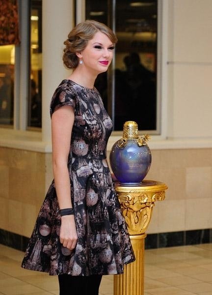Taylor Swift at Belk Wonderstruck Fragrance Launch — photo 26