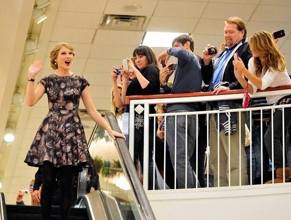 Taylor Swift at Belk Wonderstruck Fragrance Launch — photo 28