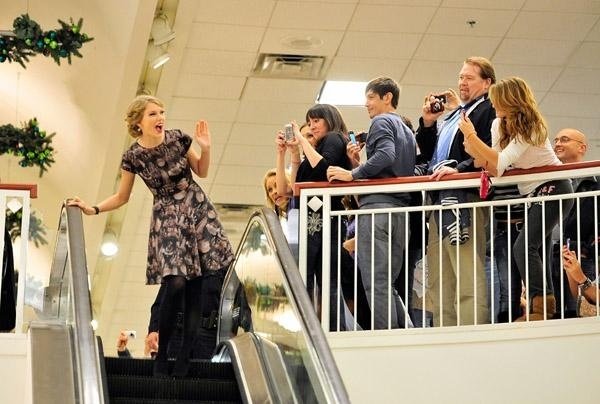 Taylor Swift at Belk Wonderstruck Fragrance Launch — photo 30
