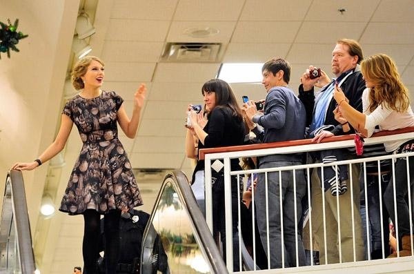 Taylor Swift at Belk Wonderstruck Fragrance Launch — photo 31