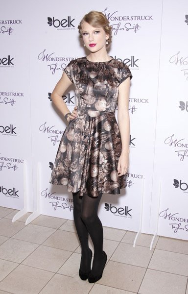 Taylor Swift at Belk Wonderstruck Fragrance Launch — photo 32