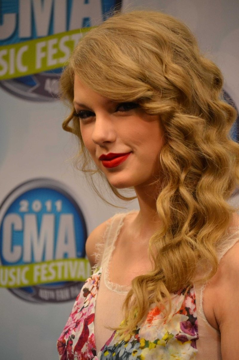 Taylor Swift at 2011 CMA Music Festival Press Conference — photo 3