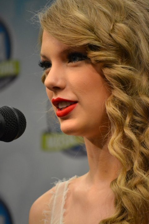 Taylor Swift at 2011 CMA Music Festival Press Conference — photo 5