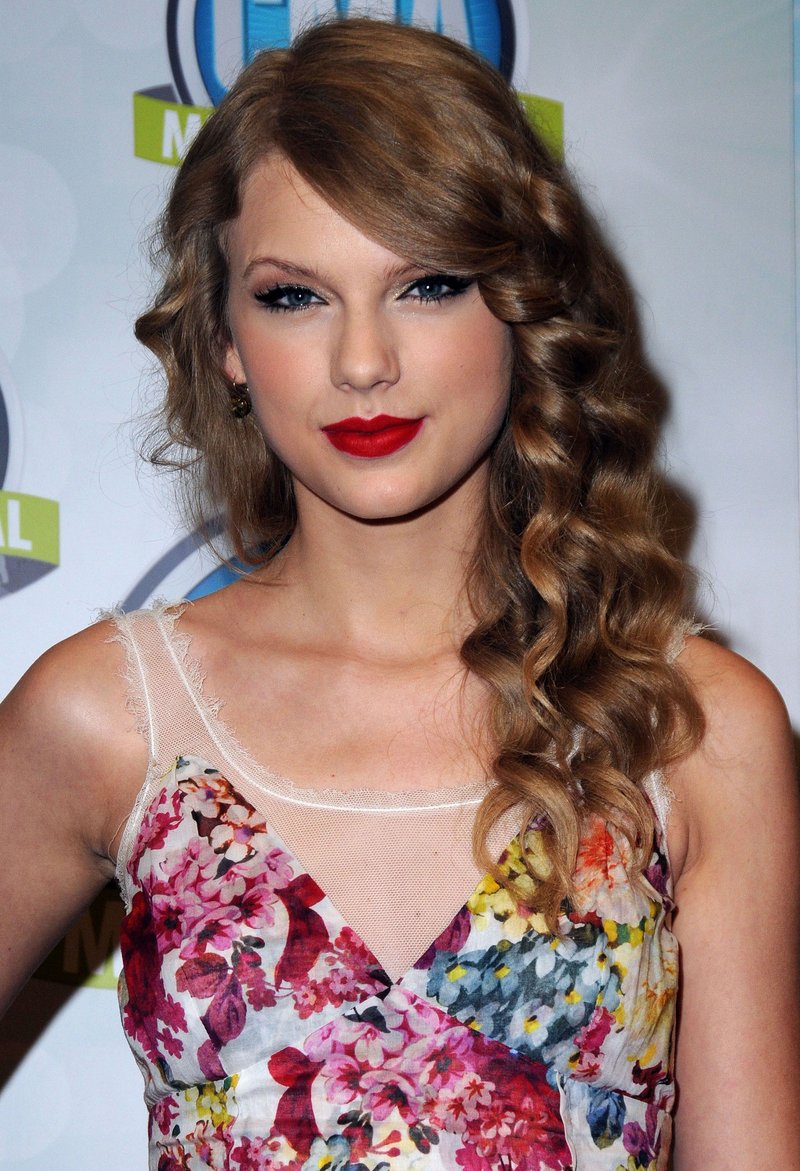 Taylor Swift at 2011 CMA Music Festival Press Conference — photo 10