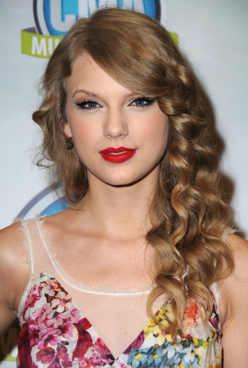 Taylor Swift at 2011 CMA Music Festival Press Conference — photo 11