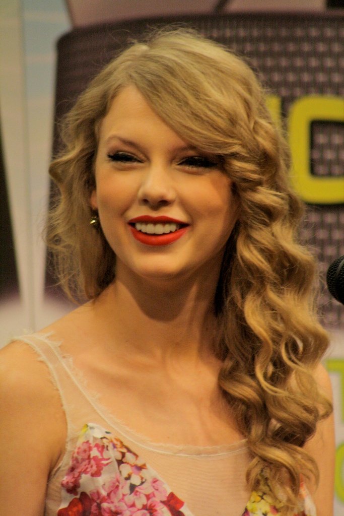 Taylor Swift at 2011 CMA Music Festival Press Conference — photo 23