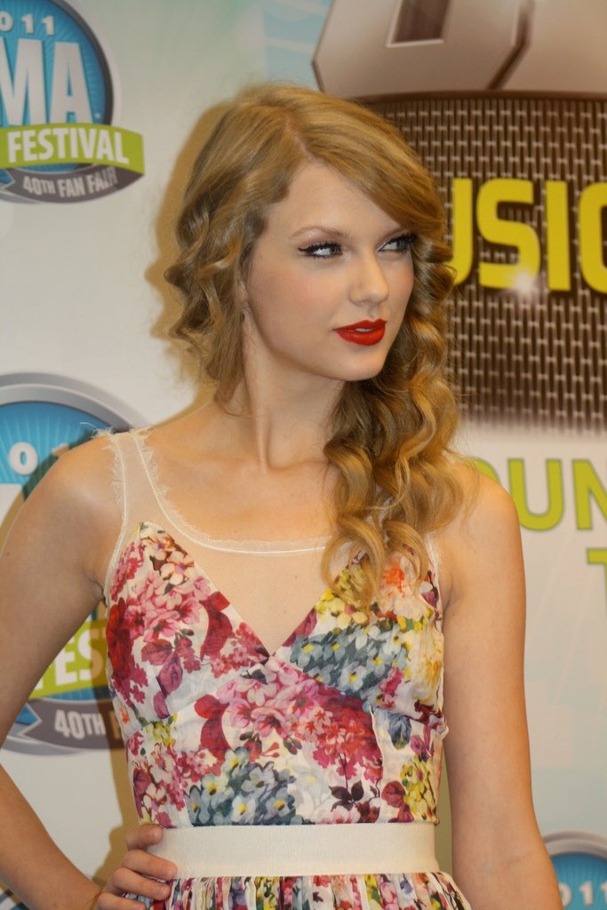 Taylor Swift at 2011 CMA Music Festival Press Conference — photo 25
