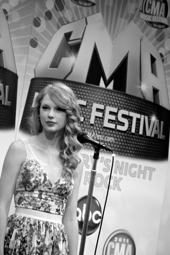 Taylor Swift at 2011 CMA Music Festival Press Conference — photo 27