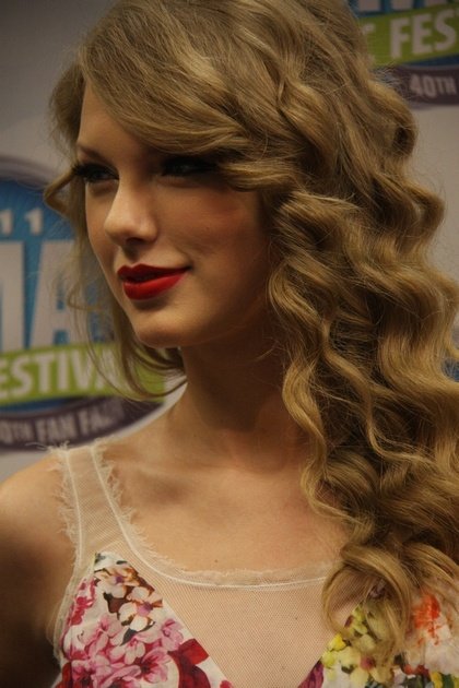 Taylor Swift at 2011 CMA Music Festival Press Conference — photo 37