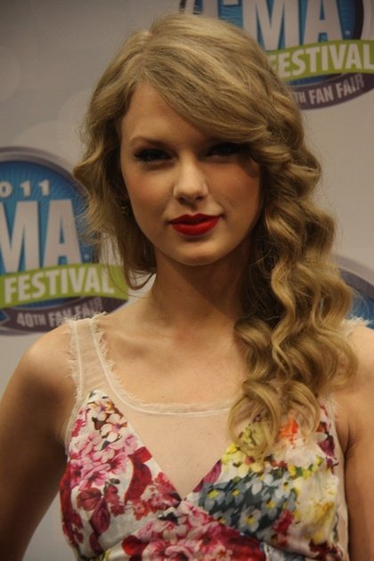 Taylor Swift at 2011 CMA Music Festival Press Conference — photo 41