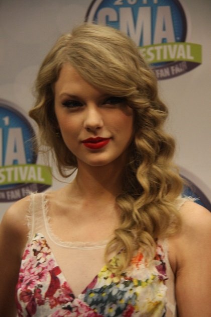 Taylor Swift at 2011 CMA Music Festival Press Conference — photo 42