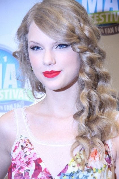 Taylor Swift at 2011 CMA Music Festival Press Conference — photo 49