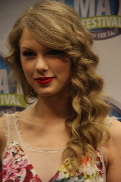 Taylor Swift at 2011 CMA Music Festival Press Conference — photo 52