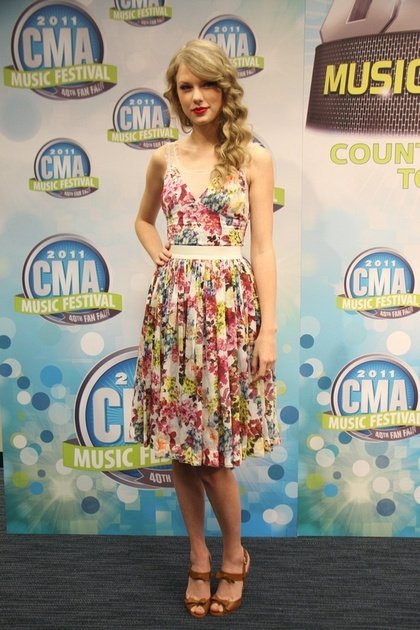 Taylor Swift at 2011 CMA Music Festival Press Conference — photo 59