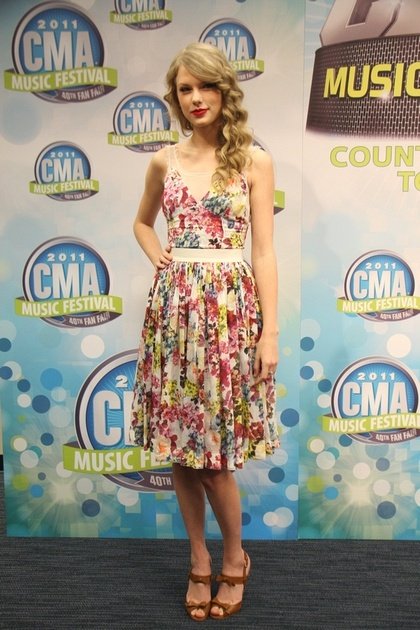 Taylor Swift at 2011 CMA Music Festival Press Conference — photo 60