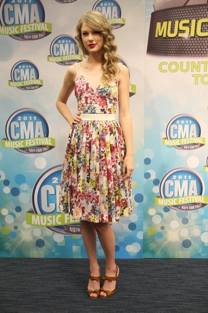 Taylor Swift at 2011 CMA Music Festival Press Conference — photo 65