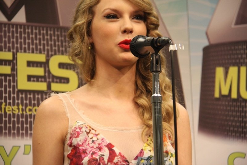 Taylor Swift at 2011 CMA Music Festival Press Conference — photo 69