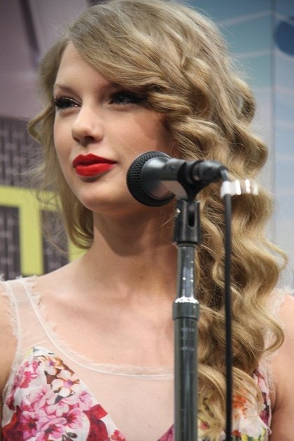 Taylor Swift at 2011 CMA Music Festival Press Conference — photo 71