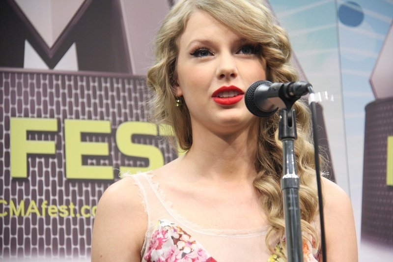 Taylor Swift at 2011 CMA Music Festival Press Conference — photo 72