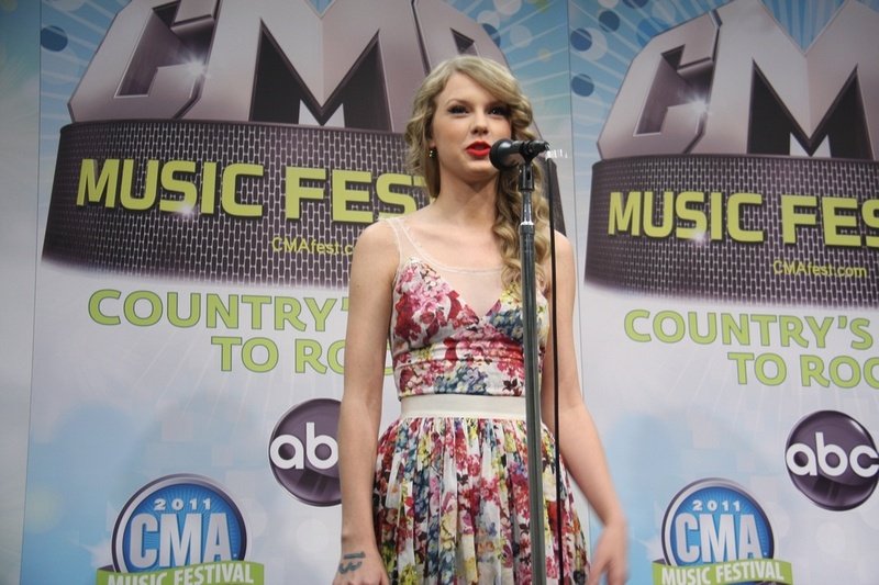 Taylor Swift at 2011 CMA Music Festival Press Conference — photo 73