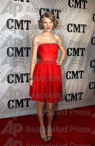 Taylor Swift at CMT Artists of the Year — photo 4