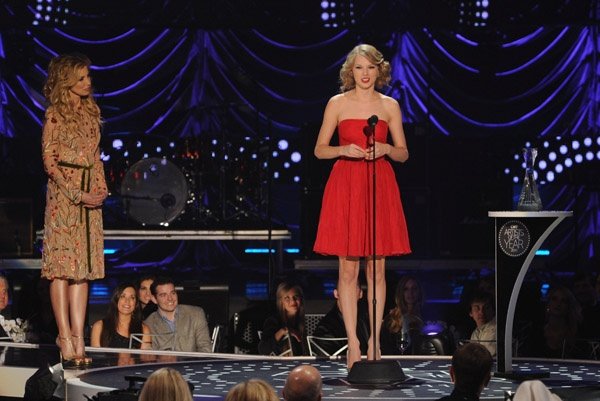 Taylor Swift at CMT Artists of the Year — photo 49