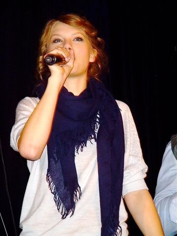 Taylor Swift at CMT/Big Machine CRS Party — photo 5