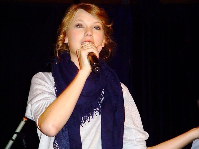 Taylor Swift at CMT/Big Machine CRS Party — photo 7