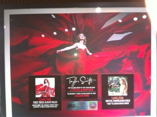 Taylor Swift at Hard Rock Café Party — photo 2