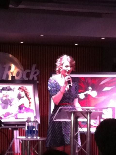 Taylor Swift at Hard Rock Café Party — photo 3