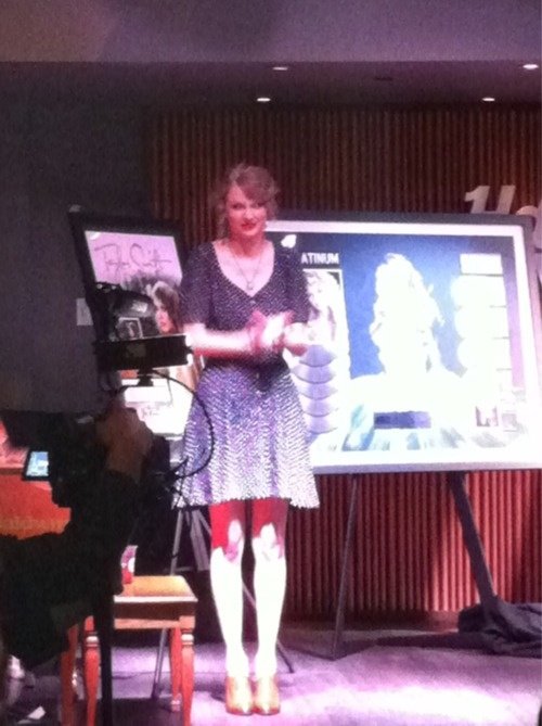 Taylor Swift at Hard Rock Café Party — photo 4