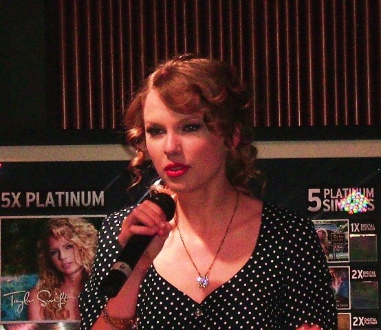 Taylor Swift at Hard Rock Café Party — photo 6