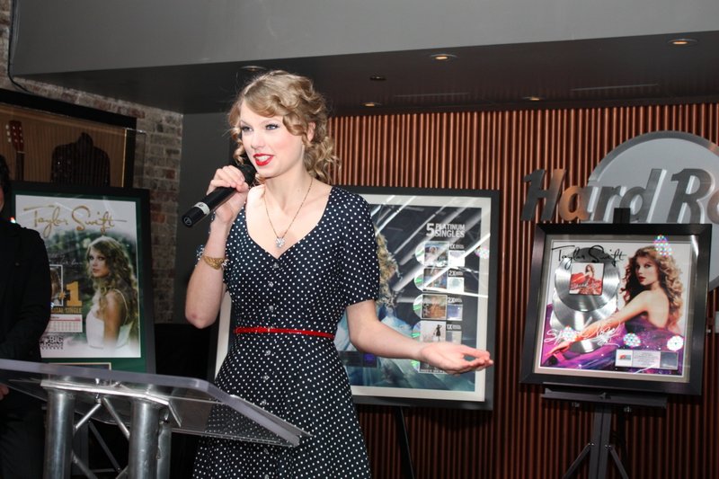 Taylor Swift at Hard Rock Café Party — photo 7