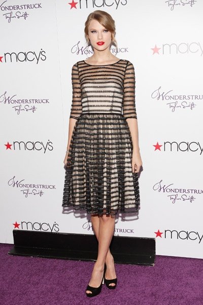 Taylor Swift at Macy's Wonderstruck Fragrance Launch — photo 3