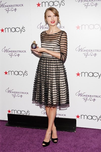 Taylor Swift at Macy's Wonderstruck Fragrance Launch — photo 5