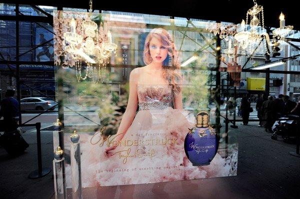 Taylor Swift at Macy's Wonderstruck Fragrance Launch — photo 21