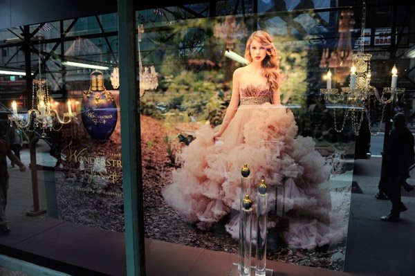 Taylor Swift at Macy's Wonderstruck Fragrance Launch — photo 22