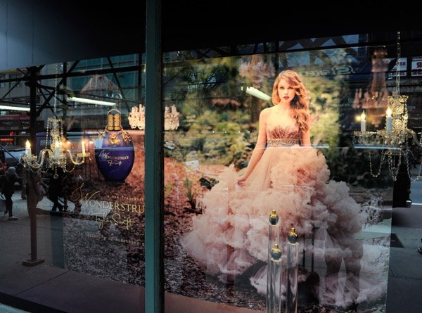 Taylor Swift at Macy's Wonderstruck Fragrance Launch — photo 23