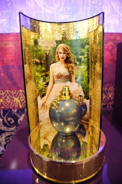 Taylor Swift at Macy's Wonderstruck Fragrance Launch — photo 24