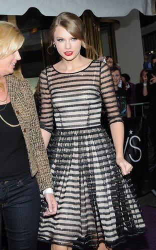 Taylor Swift at Macy's Wonderstruck Fragrance Launch — photo 27