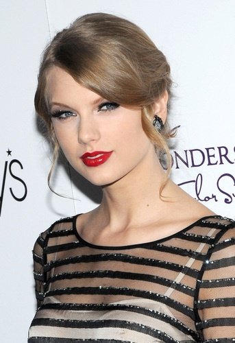Taylor Swift at Macy's Wonderstruck Fragrance Launch — photo 40