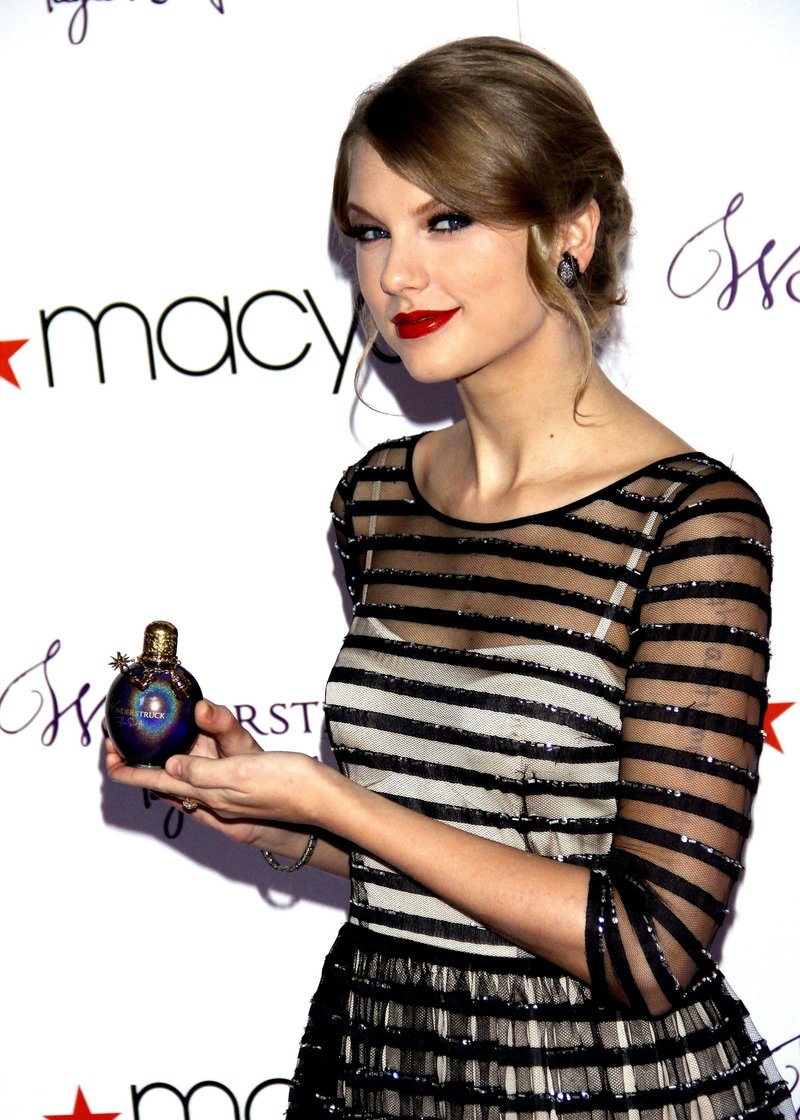 Taylor Swift at Macy's Wonderstruck Fragrance Launch — photo 93