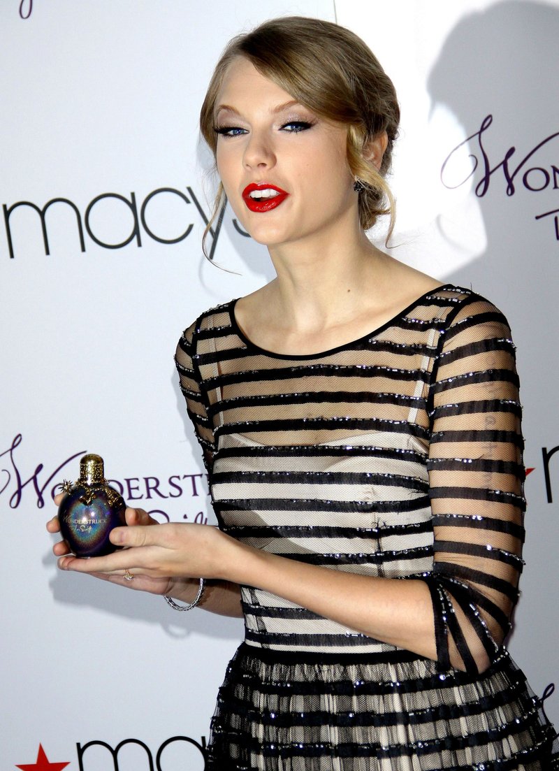 Taylor Swift at Macy's Wonderstruck Fragrance Launch — photo 100
