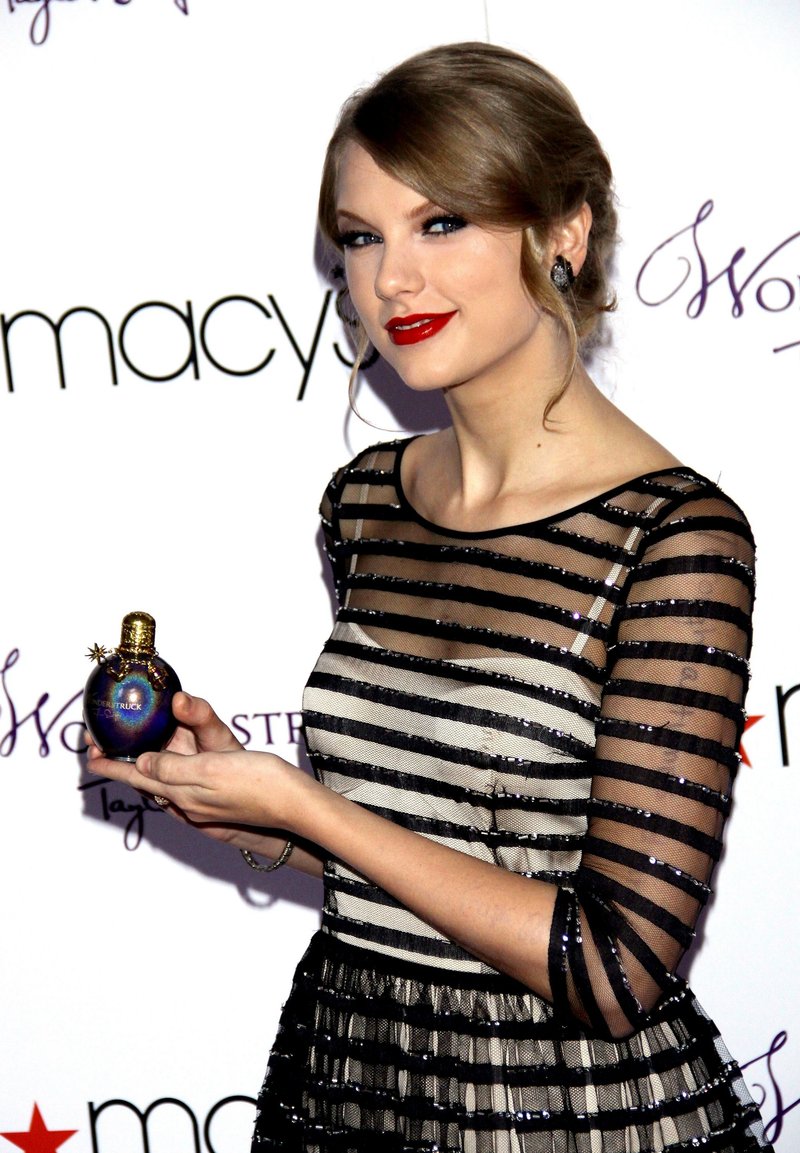 Taylor Swift at Macy's Wonderstruck Fragrance Launch — photo 101